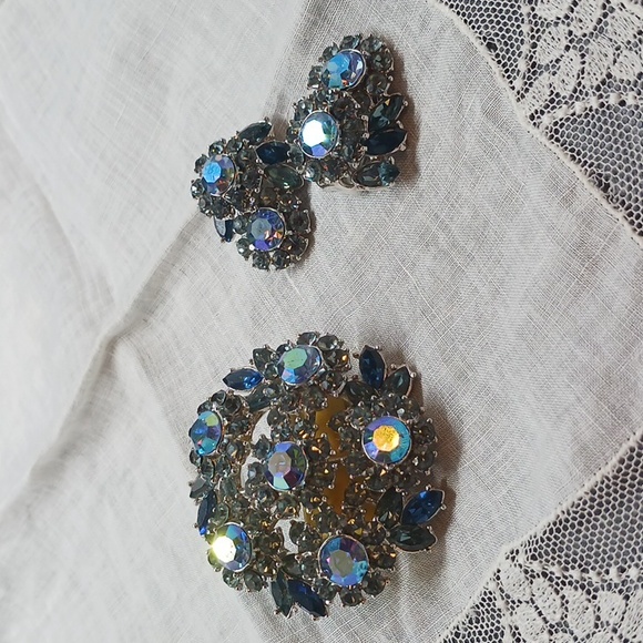 CROWN TRIFARI Brooch & Clip Earring Set Blue & Gray Aurora Borealis  Rhinestones - Picture 2 of 7
